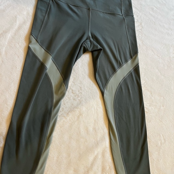 Athleta salutation stash pocket 7/8 green color block legging size MP - Picture 2 of 9